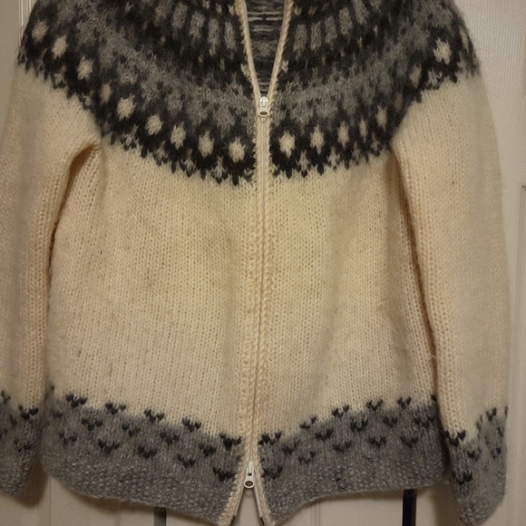 Gorgeous Icelandic sweater - Picture 2 of 5